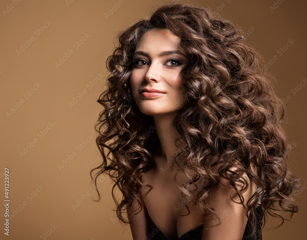 Damenfrisur mit Locken beim Friseur