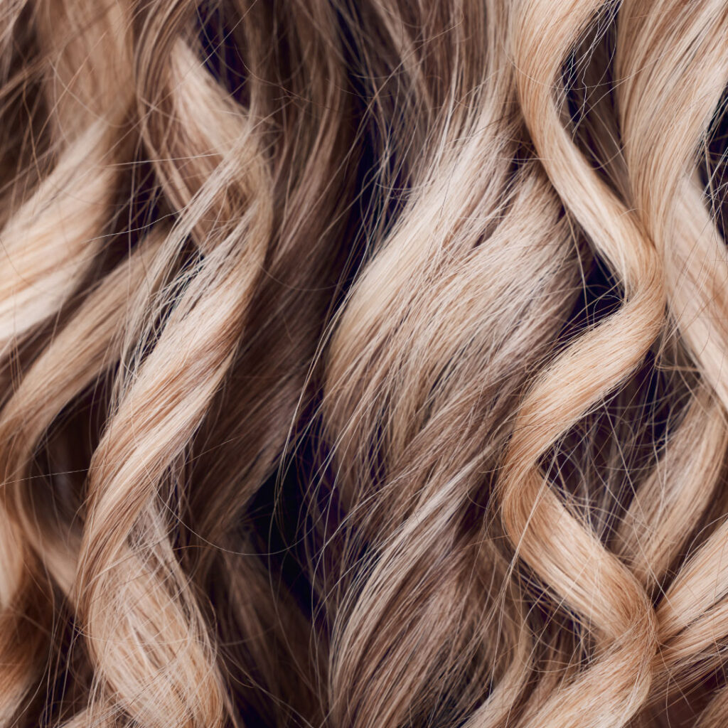 Blonde Foliensträhnen und Haarfarbe