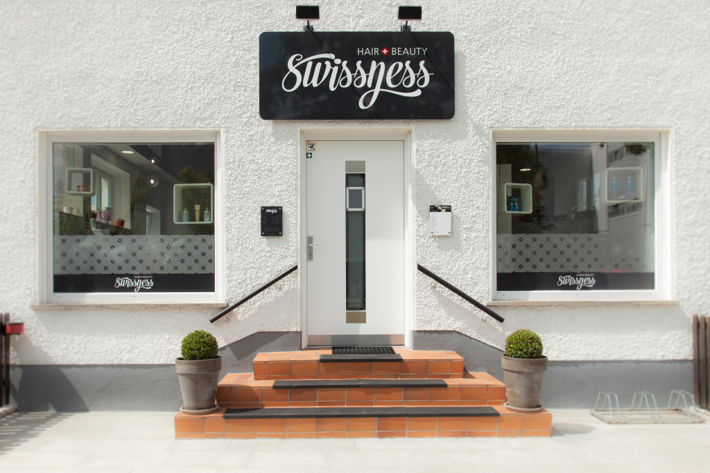 Eingang von Swissness Hair + Beauty Augsburg