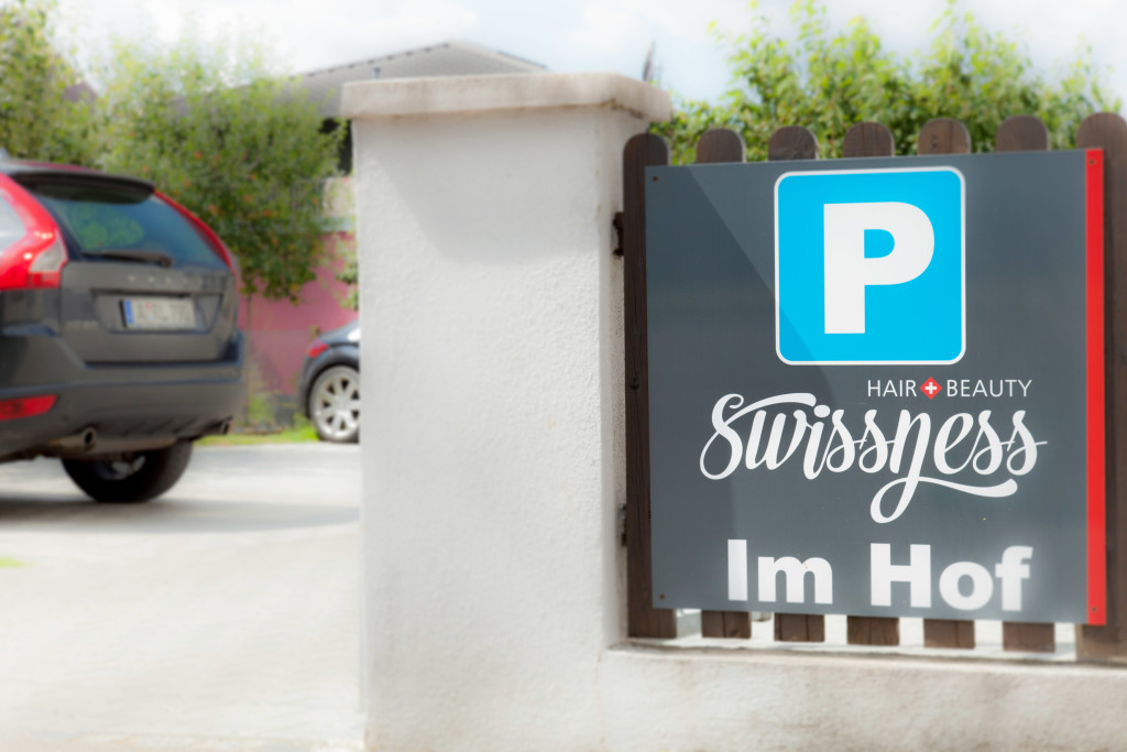 Swissness Parkplatz und Hofschild in Augsburg-Haunstetten